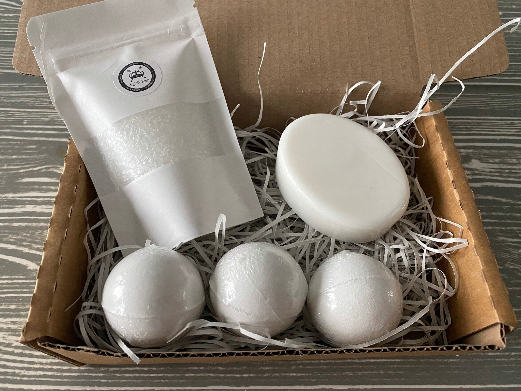 The White Trio Gift Set - Soap, 3 x Mini Bath Bomb & Bath Salt